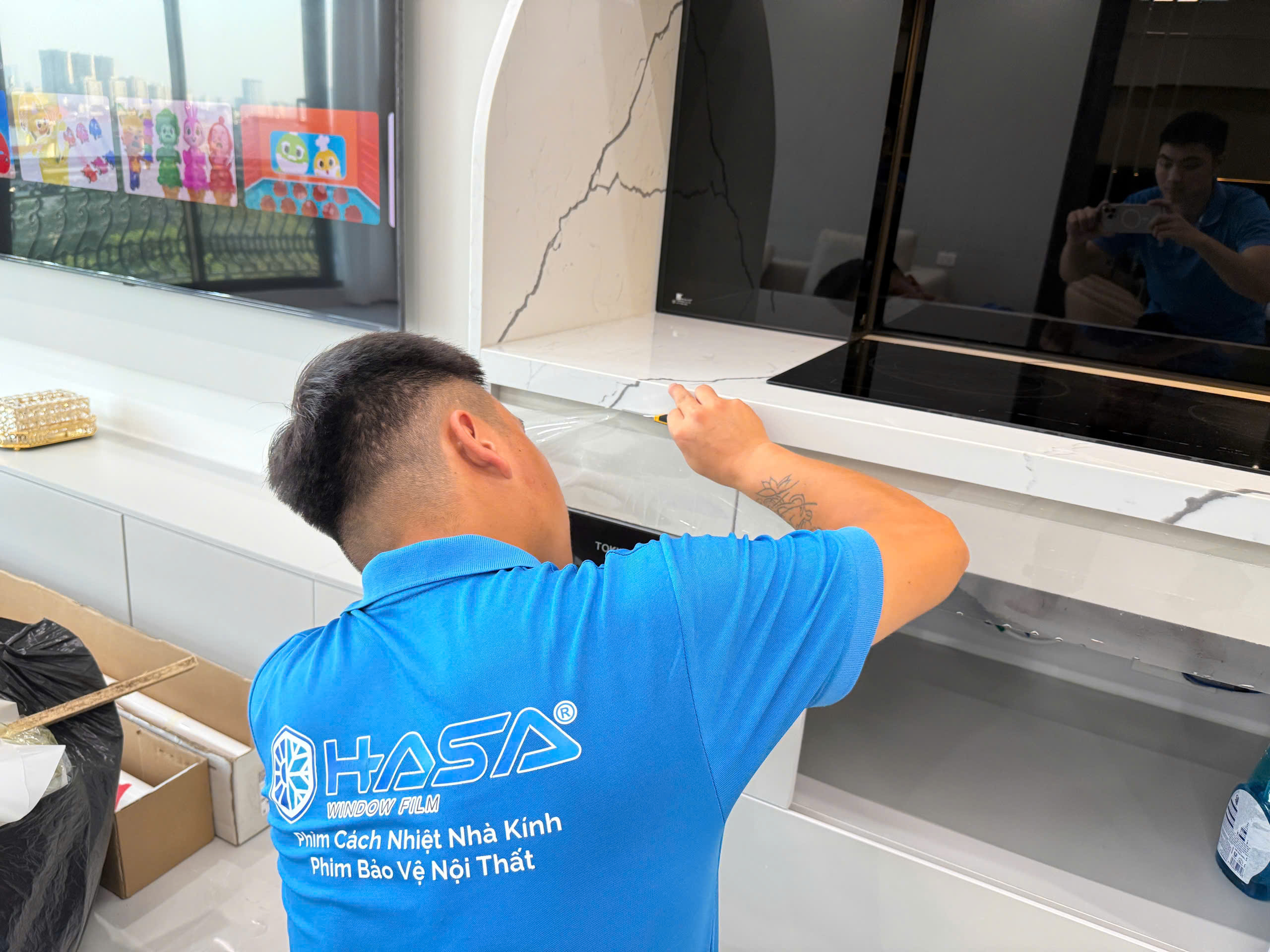 Giải pháp chống ố bẩn cho bàn bếp bằng phim dán mặt bàn